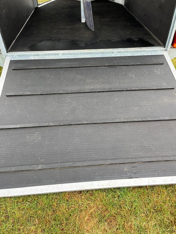 Heavy-Duty Rubber Horse Box Trailer Ramp Mat – 135cm x 109cm